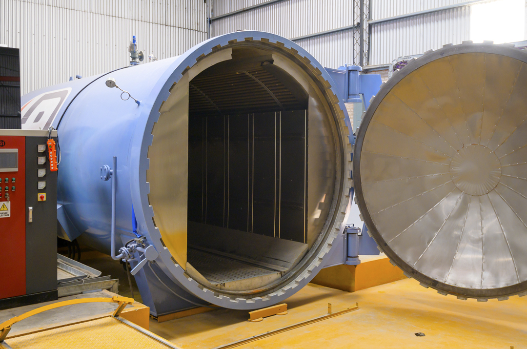 Imagen de autoclave industrial para el curado del vidrio